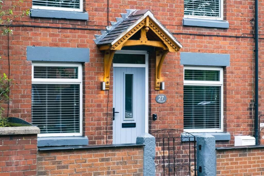 4 Bedroom - Sleep 9 Home In Cheadle Staffordshire - Alton Towers Polar Express Dimmingsdale Peak District Trentham Gardens Water World Exterior foto