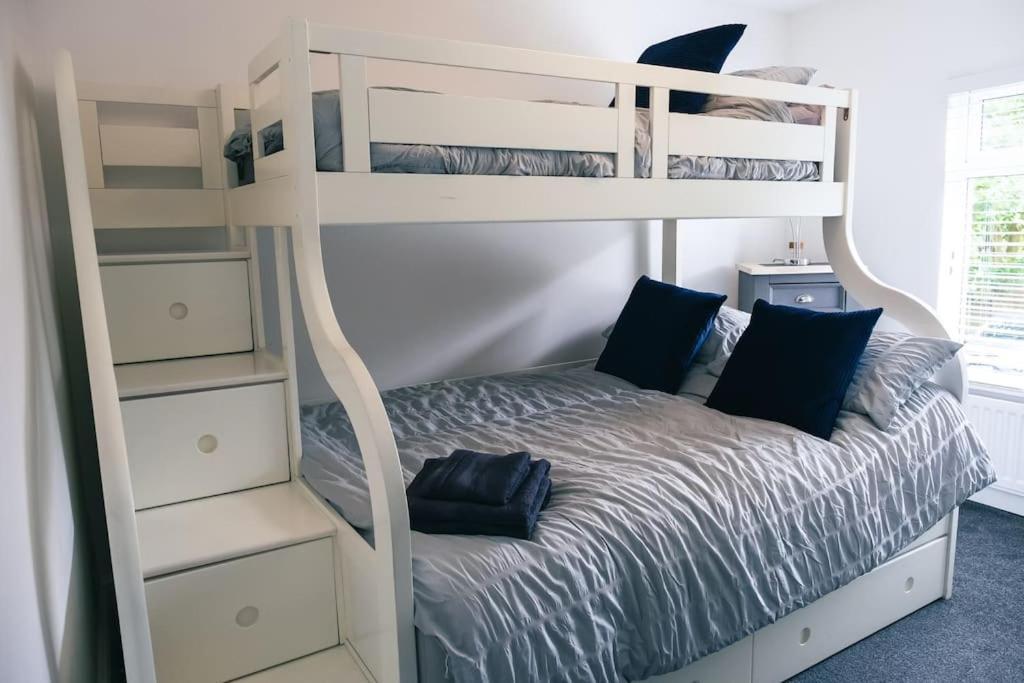 4 Bedroom - Sleep 9 Home In Cheadle Staffordshire - Alton Towers Polar Express Dimmingsdale Peak District Trentham Gardens Water World Exterior foto